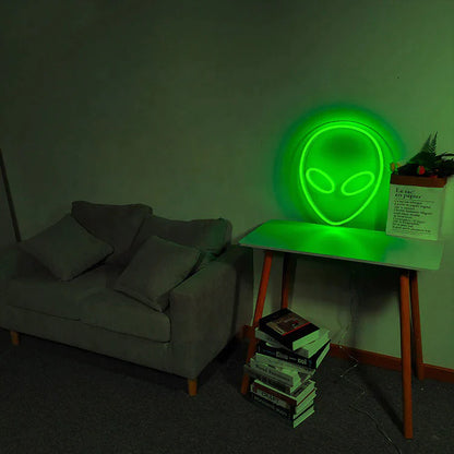 Alieno neon led verde in camera